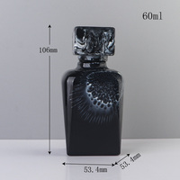 Flacon pulvérisateur de parfum de luxe personnalisé de 60 ml en verre noir premium avec bouchon supérieur carré en résine