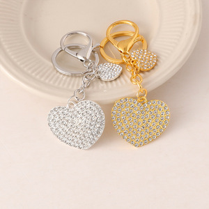 Porte-clés mousqueton en alliage de zinc doré avec double pendentif cœur 3D en strass, style dessin animé tendance, pour sac/clés - Product Image 3