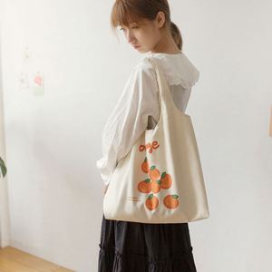 Sac fourre-tout personnalisable en toile de coton bio imprimé fraises, réutilisable, sac à bandoulière unique pour usage quotidien - Product Image 6
