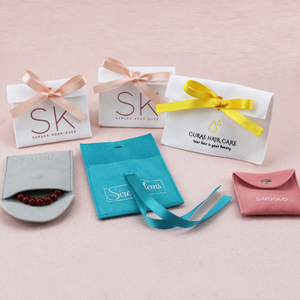 Pochettes d'emballage de luxe personnalisées en microfibre suédée pour bijoux, sacs enveloppe en velours avec logo et inserts. - Product Image 4