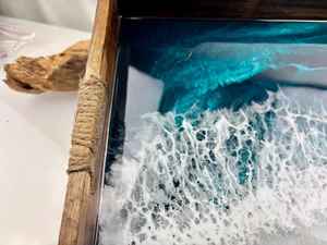 Plateau de service en bois enrichi de résine, conçu pour offrir une présentation élégante des aliments tout en ajoutant une touche décorative à la salle à manger - Product Image 3