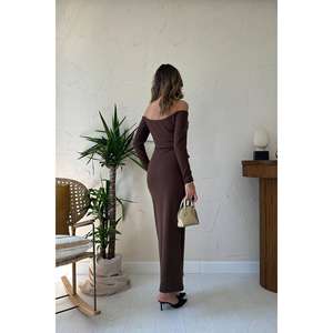 Robe fourreau élégante marron tricotée à épaules dénudées et manches longues, taille naturelle, en Spandex et Polyester, pour la mère de la mariée - Product Image 1