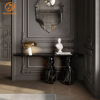 Table console moderne de luxe avec plateau en marbre noir, base sculpturale en forme de bouteille et miroir orné, table d'entrée, meuble haut de gamme pour couloir