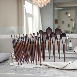 Juego de 24 brochas de maquillaje de pelo de caballo de cabra profesional, 24 piezas, brochas de sombra de ojos negras con bolsa de PU para delineador de cara y labios - Product Image 4