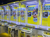 Article potentiel de vente chaude Machine à griffes intelligente pour collations et boissons Couleur Lumière Machine à cadeaux intérieure à pièces Machine de jeu