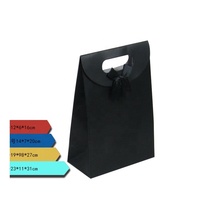 Sac cadeau en papier noir haut de gamme personnalisé avec logo doré à chaud, pelliculage mat, estampage, découpe, poignée et nœud en ruban