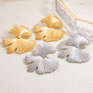 Pendientes con forma de hoja de Ginkgo, joyería de moda chapada en oro de 18 quilates para mujer, pendientes elegantes, accesorio de moda para otoño e invierno - Product Image 4