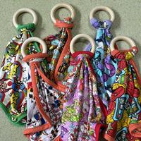 Ensemble de doudous pour bébé en bambou ultra doux à motifs variés avec anneau en bois, bavoirs unisexes en fibre de bambou à motifs de dessins animés, vente en gros