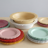 Assiettes en plastique jetables blanches avec bord décoratif pour service de buffet et présentation d'aliments