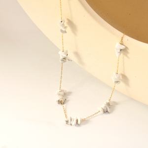 Collar de cuentas de joyería fina para mujer personalizado, collar de piedras preciosas naturales irregulares turquesas blancas estilo bohemio - Product Image 1