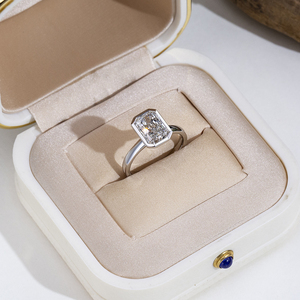 Bague de fiançailles Messi Jewelry MSR-2106 en or 18 carats avec diamant de laboratoire taille radiant - Product Image 5