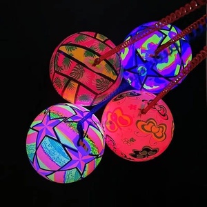 Ballon de plage lumineux LED gonflable de 9 pouces pour enfants, en caoutchouc rebondissant, qui brille dans le noir, idéal pour la <span class=keywords><strong>piscine</strong></span> - Product Image 1