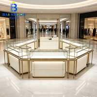 Ensemble de comptoirs de présentation de bijoux de luxe moderne avec cadre en or blanc, vitrine en verre trempé et poste de caisse