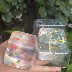 Juguetes Blandos en Forma de Cubo con Cinta de Arcoíris de Alta Calidad, Estilo Navideño - Product Image 2