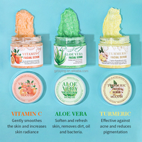 Verlichtende hydraterende gezichts scrub met fruit (wortel, kokos, bosbes, aloë vera, kurkuma), vitamine C en exfoliërende werking.