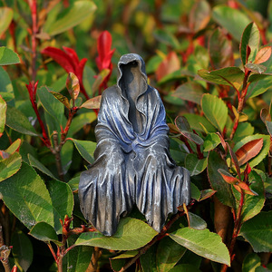 Vente en gros d'artisanat extérieur en résine vêtements noirs maître mystérieux décoratif superbe robe noire décoration de jardin gothique - Product Image 2