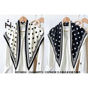 Sciarpa triangolare marca Z 135x60 cm con pois, accessorio di moda leggero per donna, per tutte le stagioni - Product Image 3
