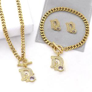 Ensemble de boucles <span class=keywords><strong>d</strong></span>'oreilles et de <span class=keywords><strong>collier</strong></span> de luxe, design tendance et unique, plaqué <span class=keywords><strong>or</strong></span> 18 carats, acier inoxydable, ensemble de bijoux pour femmes - Product Image 1