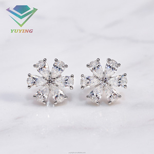 Prêt à expédier : Boucles d'oreilles clous en argent sterling 925, motif fleur, moissanite taille poire couleur D VVS, sertissage griffe de cristal, testeur de diamant Psaa - Product Image 2
