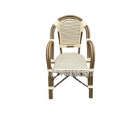 Chaise de salle à manger en rotin tressé avec dossier et accoudoirs plats pour usage domestique et décontracté dans le salon