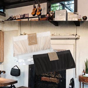 กระเป๋าคลัทช์ผู้หญิงคุณภาพสูงประดับด้วยคริสตัลและเพชรเทียม ดีไซน์คลาสสิกและทันสมัยรูปทรงริมฝีปาก เหมาะสำหรับงานปาร์ตี้ - Product Image 3