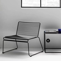 Ensemble table et chaises d'extérieur style nordique en rotin empilable avec structure métallique, idéal pour les salons de thé et les balcons (parfait pour Instagram)