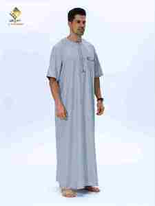 Túnica Al Haramain para hombre, color gris claro, de algodón, manga corta, largo hasta el suelo, transpirable, traje árabe tradicional. - Product Image 3