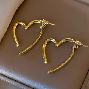 Großhandel Silber Nadel unregelmäßige Herz Ohrringe für Dame 18 Karat vergoldete Mode Ohr stecker