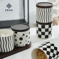 Ensemble de pots à épices en céramique FENN au style unique avec couvercle en bois et plateau – Conteneur de rangement esthétique et tendance pour la cuisine