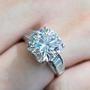 Anello Elegante da Donna con Accento in Pietra Bianca, Gioiello Regolabile in Lega, Stile Moderno e Minimalista - Product Image 2