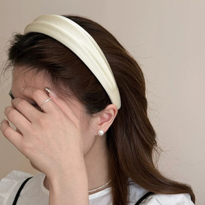 AIOTNG Faixas de Cabelo Largas de Cetim Luxuosas Coreanas para Mulheres, Acolchoadas para Volume no Topo da Cabeça, Ideais para SPA, Lavagem Facial e Uso Diário - Product Image 1