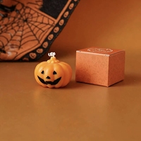 Handgefertigte kreative Duftkerzen in Kürbisform für Halloween, als Geschenk für die Feiertage und zur Heimdekoration im Großhandel.