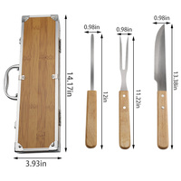 Ensemble d'outils de camping et de barbecue robuste 3 pièces avec couteau, fourchette et aiguiseur à manche en chêne, dans une boîte en bambou