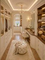 Système de dressing de luxe de style français, armoire en verre arqué blanc crème avec finition dorée et éclairage LED pour chambre principale