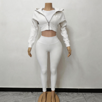 Ensemble de yoga tendance 2026 pour femme : haut rembourré à col halter et pantalon évasé, personnalisable avec logo, en nylon et élasthanne, vêtements de sport d'automne