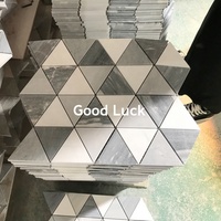 Mosaïque de marbre gris et blanc en forme de triangle pour les murs et les sols de salle de bain