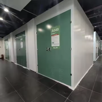 Unités de stockage modulaires préfabriquées avec cloisons en acier, serrure électronique, installation au sol pour location intelligente