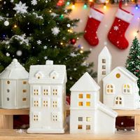 Lampe de nuit LED en céramique en forme de maison de Noël creuse, style nordique, article à assembler pour la décoration, idéal pour créer une ambiance festive