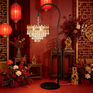 Lampada da Terra a Corona di Cristallo per Pinterest, Stile Ispirazionale, Struttura in Metallo, Colonna Geometrica, Supporto Decorativo per Tavolo da Matrimonio - Product Image 1