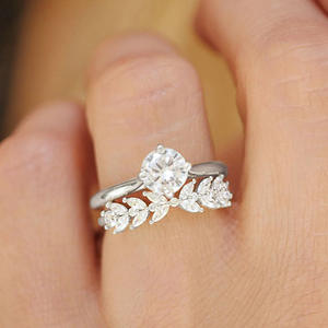 Anello di Diamanti T0270 in Oro Massiccio 18K, Taglio Brillante Rotondo, Colore G Naturale, Pietre Laterali a Marquise, Anello di Fidanzamento per Donna - Product Image 4