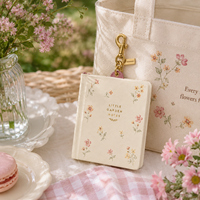 LABON Maßgefertigtes A7 Garten-Notizbuch Charm Creme Blumenmuster Aquarell-Druck Goldfolien-Text Lederschlaufe Kette Gold-Karabinerhaken OEM ODM