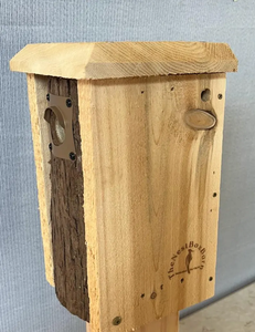 Caja nido de cedro ecológica OEM y ODM, corteza de cedro Natural hecha a mano para Chickadees Wrens Downy Woodpeckers, diseño superior delgado de madera - Product Image 3