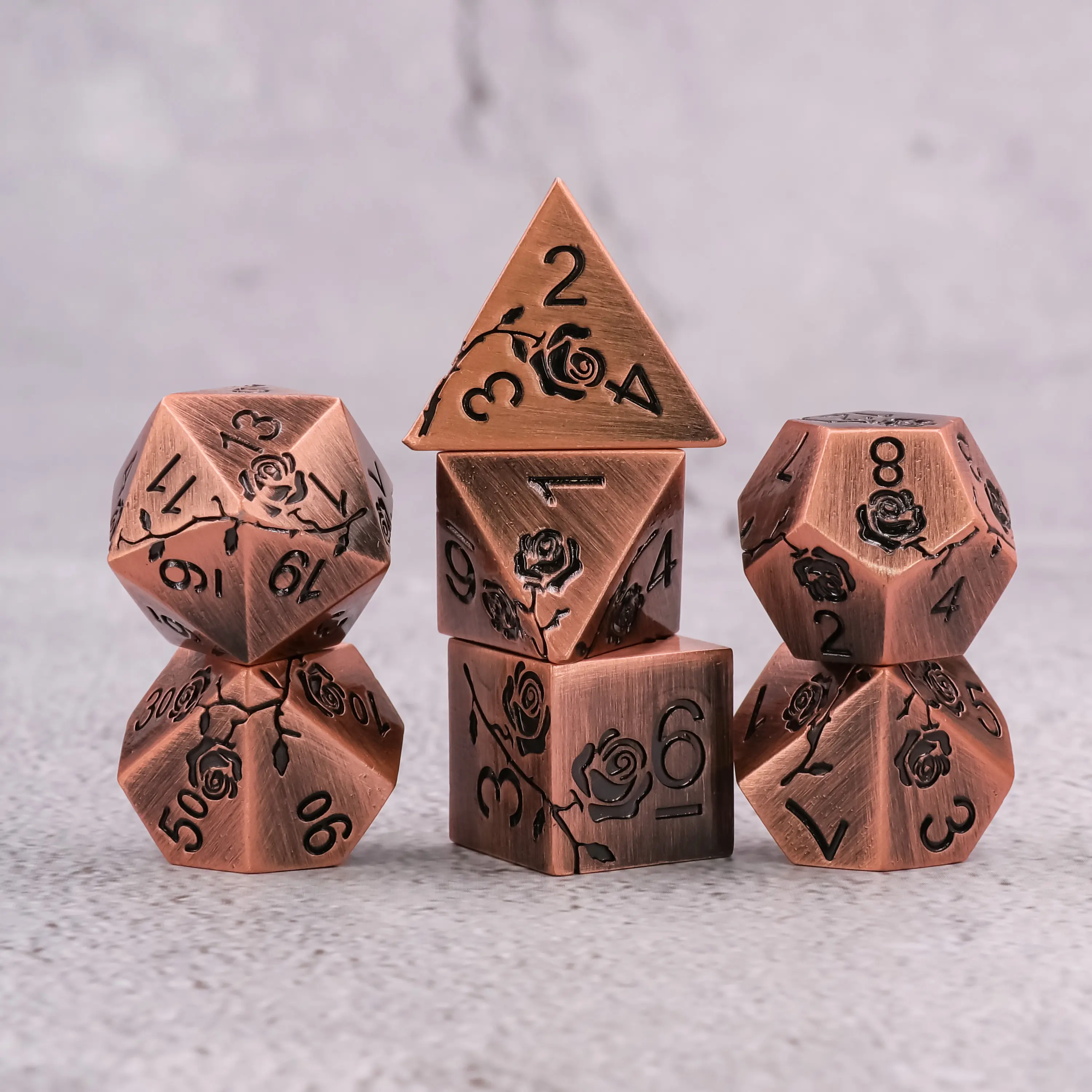 RTS Rose Carving DND dadi accessori per giochi da tavolo Set di dadi in metallo poliedrico con numeri 7 pezzi D & D con confezione di dadi in metallo