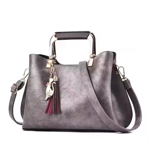 Sac à bandoulière en cuir PU de créateur pour femme, motif étoile, avec pompon, fermeture éclair, style professionnel tendance, vente en gros - Product Image 3