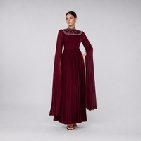 Robe de soirée longue plissée bordeaux unie pour femme, ornée de diamants et de perles, à col montant, manches longues évasées et fente fluide