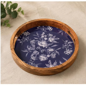 Plateau de service en bois artisanal avec centre en résine florale bleu marine, design rustique rond, décoratif pour table à manger, cuisine, maison - Product Image 1