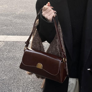 กระเป๋าสะพายไหล่ผู้หญิงคุณภาพสูง ดีไซน์ทันสมัย หนังเคลือบแว็กซ์อย่างดี สำหรับใส่ของทรงบาแกตต์ ใช้งานได้หลากหลาย ดีไซน์เรียบหรู สีพื้น - Product Image 5