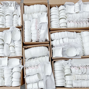 Vaisselle en céramique blanche en relief, prix de gros, en stock, assiettes, bols, tasses, soucoupes, plats variés, vendus à la tonne - Product Image 1