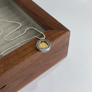 Collar con colgante de plata de ley S925 con diseño redondo de oro antiguo del Dios de la Fortuna para mujer, uso diario - Product Image 2