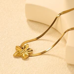 Collar de Moda de Alta Calidad en Acero Inoxidable 316 con Colgante de Flor y Cadena Cubana Chapada en Oro de 18k para Mujer - Product Image 3